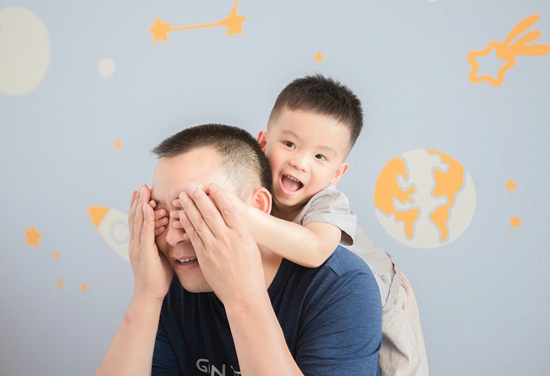 千庫網(wǎng)_蒙住爸爸眼睛的孩子_攝影圖編號117882