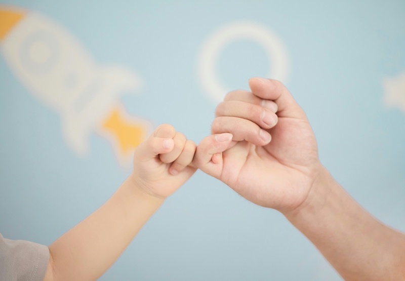 千庫網(wǎng)_孩子和爸爸手拉手特寫_攝影圖編號117883